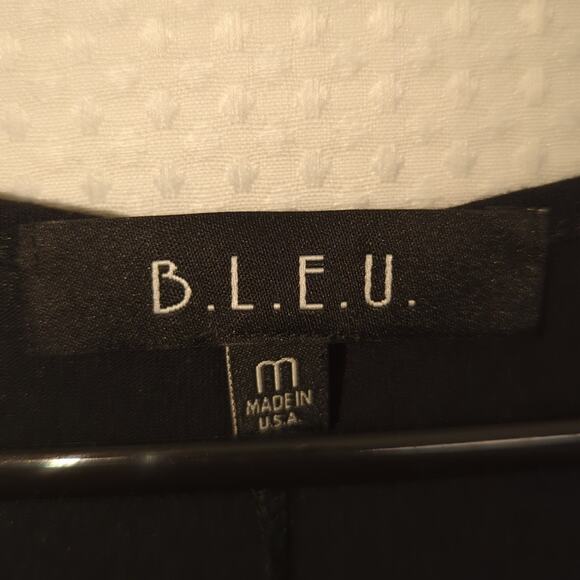 BLEU Medium Black White Floral Print Asymmetrical Hem Stretch Top Made in USA - Picture 4 of 7